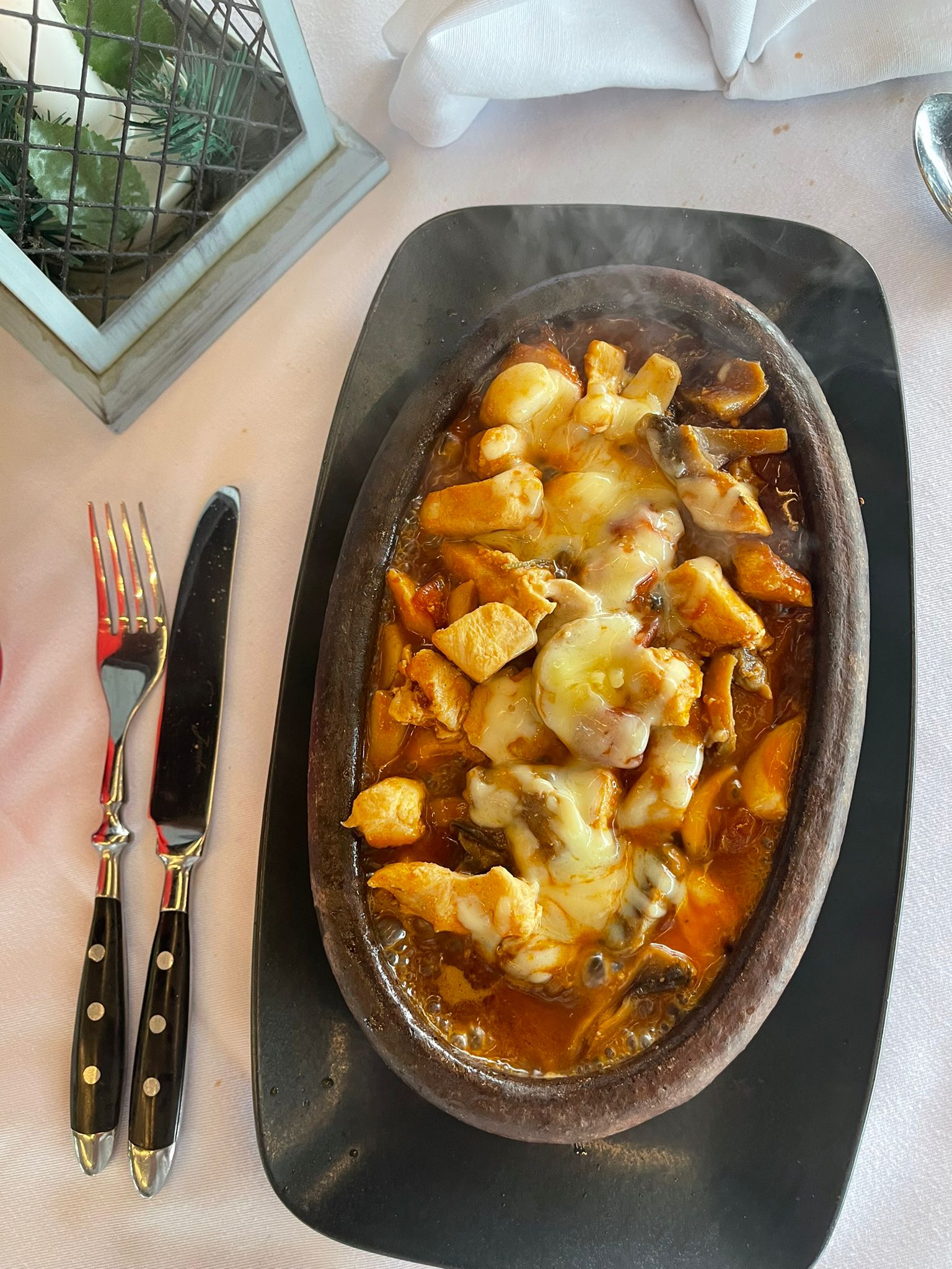 SARIMSAKLI TAVUK GÜVEÇ  